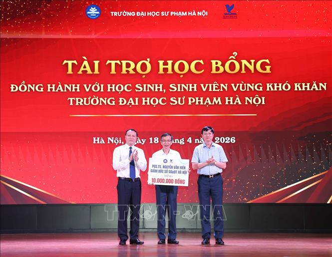 Các đơn vị, cá nhân, nhà tài trợ trao ủng hộ đồng hành với học sinh, sinh viên vùng khó khăn. Ảnh: Thanh Tùng - TTXVN